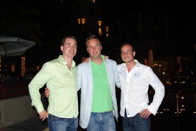 Hier entsteht gerade der Hafen von Dubai, die dicken Boote liegen ein STueck weiter weg. Geiler Strawberry Milkshake bei Johnny Rockets gibts es hier